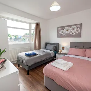  Holiday home 4 Bedrooms,2 Bathrooms House With Free Parking United Kingdom