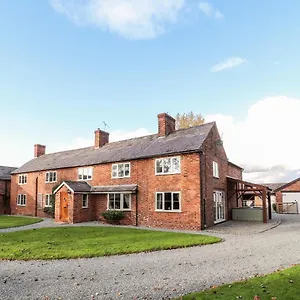 Holiday home Milton Green Farm, Chester